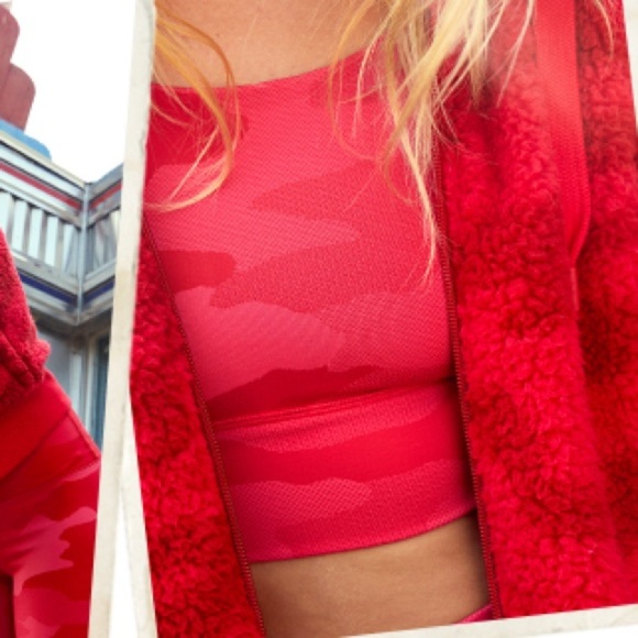 OFFLINE by Aerie | Camo Sports Bra in Red/Pink Size Medium - Picture 2 of 5